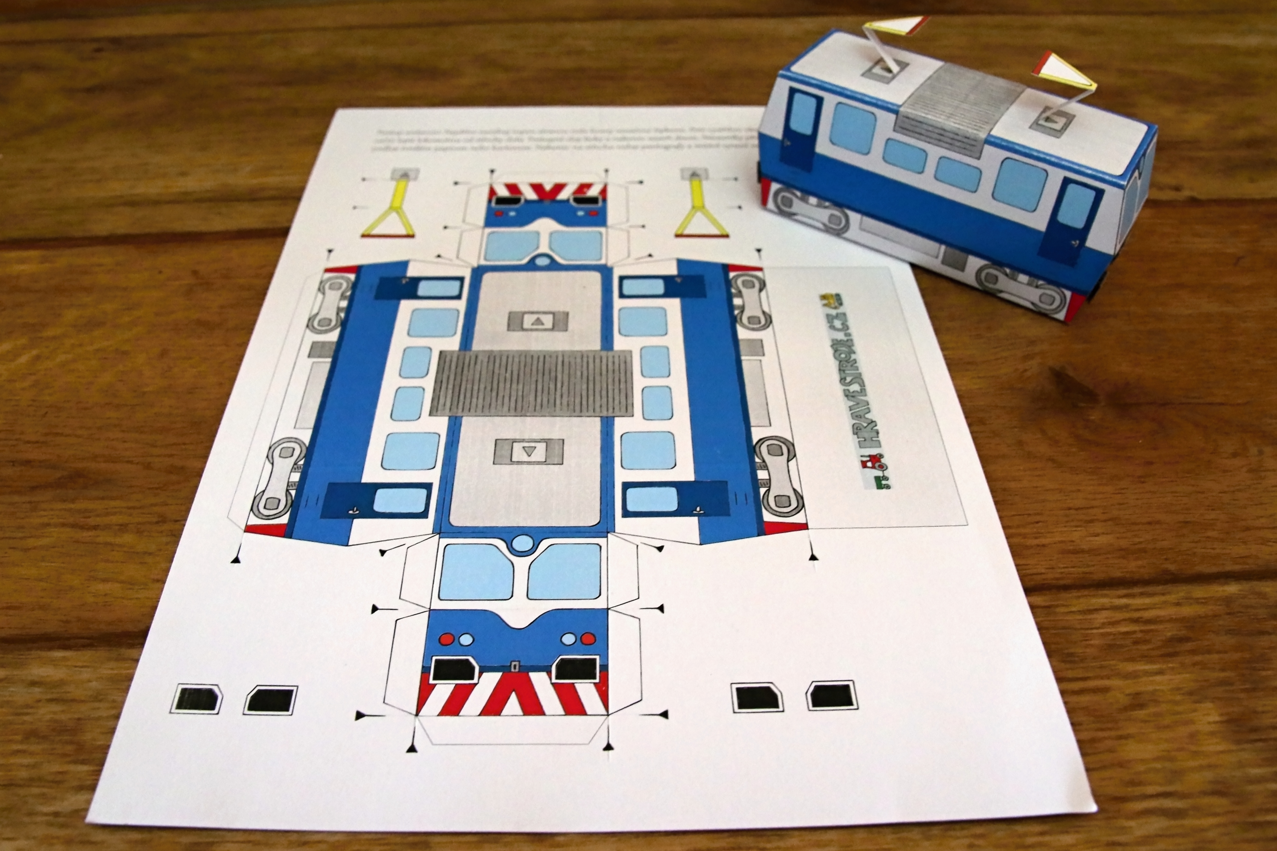 3.Vystřihovánka elektrické lokomotivy modrá